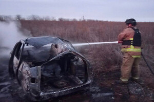 На Херсонщині правоохоронці знайшли двох загиблих в охопленому вогнем авто