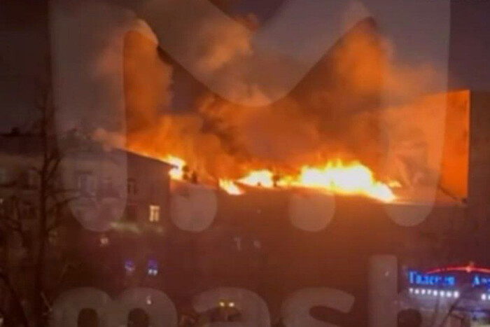 У Москві загорівся дах житлового будинку (відео)