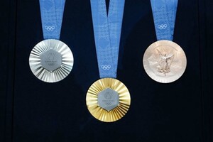 Загальна вага золотої медалі становить 529 грамів, срібної – 525 грамів, бронзової – 455 грамів
