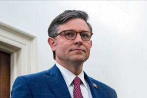 Як зазначає видання, Джонсону, ймовірно, доведеться залежати від голосів демократів, щоб просунути фінансування для України