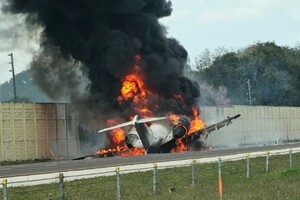 У США літак упав на трасу і врізався в авто: є загиблі (фото, відео)