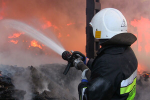 На Київщині внаслідок ворожої атаки на території одного з підприємств спалахнула пожежа