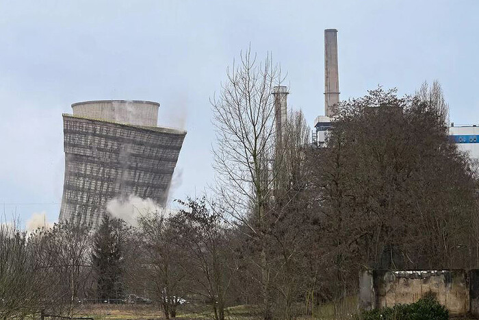 У Франції підірвано найвищу вежу електростанції у Сент-Авольді (відео)