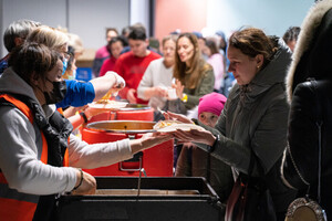 Сколько поляков поддерживают продление льгот для украинцев: опрос