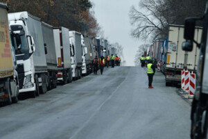 Польські фермери заблокували п’ять пунктів пропуску на кордоні з Україною