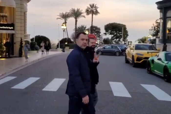 Арестович засветился во время прогулки в Монако (видео)