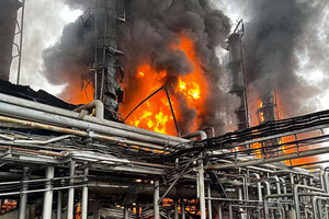 Пожежа виникла в одному з цехів, є ризик переходу вогню і на інші цехи заводу