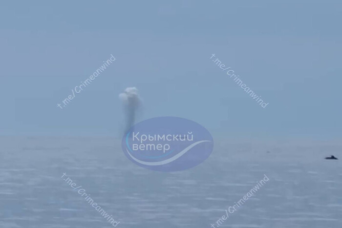 Біля берегів Криму прогриміли вибухи: повідомляють про пожежу на кораблі (відео)