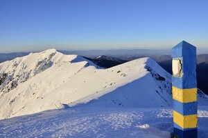 Прикордонники вкотре закликають утриматися від походів у гори через загрозу сходження снігових лавин, густий туман та сильні пориви вітру