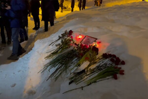 Россияне приносят цветы к памятникам жертв политических репрессий в память о Навальном