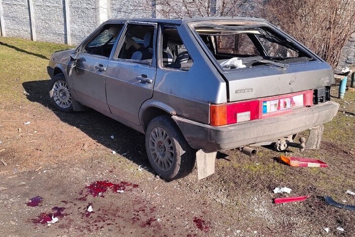 Окупанти влучили дроном у цивільну автівку на Дніпропетровщині: є постраждалі