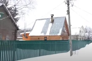 ЗМІ показали будинок, у якому живуть батьки і брат Сирського в Росії