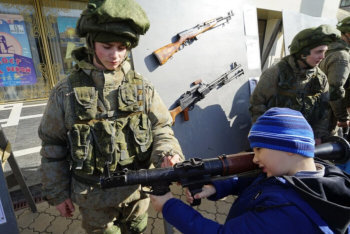 Росія активніше готуватиме школярів до вбивств українців: що зміниться з нового навчального року