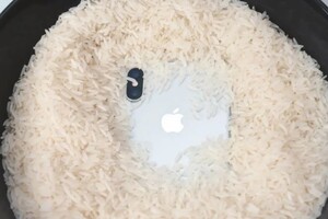 «Не кладіть мокрі iPhone у рис»: Apple наголошує про шкоду від популярного лайфхаку