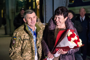 У Львові військовий освідчився коханій на вокзалі після повернення з фронту