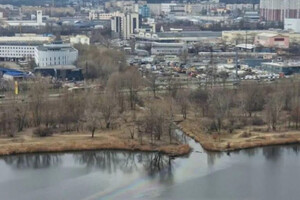 Під час огляду, виявлено на поверхні озера «Кирилівське» в Оболонському районі столиці маслянисті плями з характерним запахом