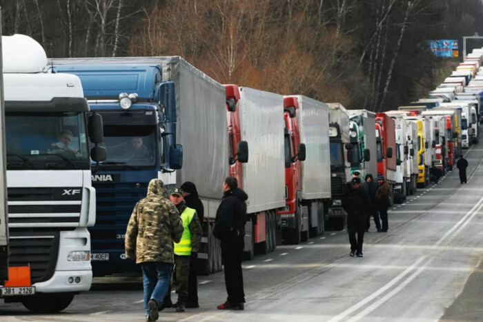Польща знайшла рішення щодо затримок військових і гуманітарних вантажів на кордоні