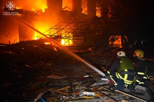Удар по Одесі: рятувальники показали масштаб пожежі (фото, відео)