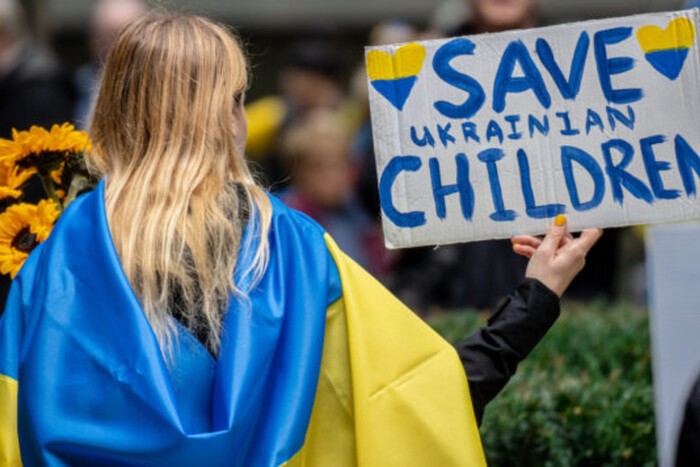 Два роки не бачили свою маму: Україна повернула сестер-підлітків з окупованої Луганщини