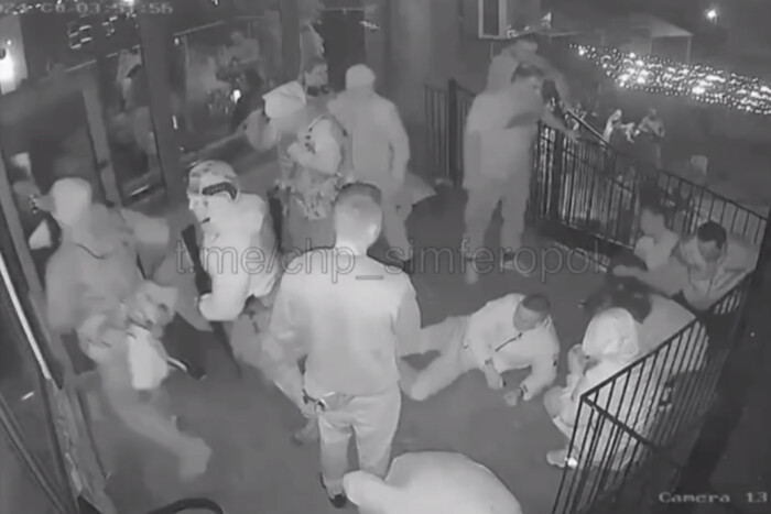 Окупанти влаштували жорстоку бійку в кримському кафе (відео)