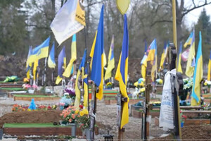 Сім’ї полеглих платять виділені містом 25 тис. грн готівкою чи скидають на картку приватним підприємцям