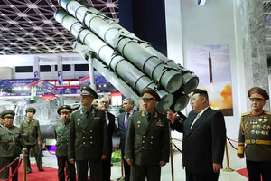 Міністр оборони РФ Сергій Шойгу з Кім Чен Ином під час візиту до КНДР 27 липня 2023