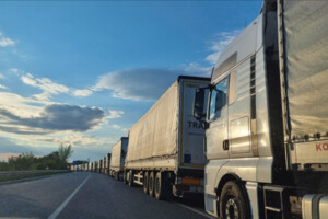 Прикордонники розповіли, скільки вантажівок перебуває на українському кордоні