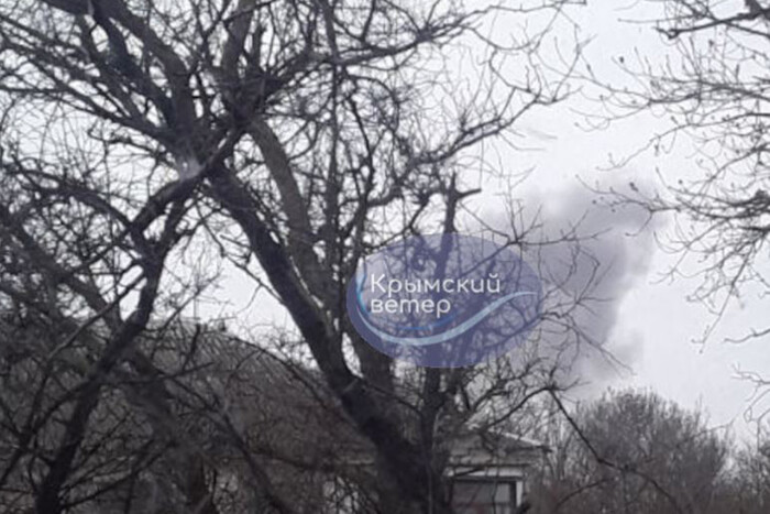 У Криму лунають вибухи: росіяни повідомляють про влучання (відео)