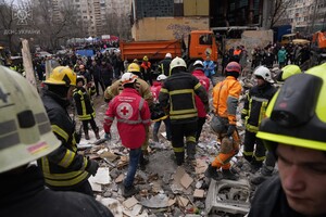 Рятувальники продовжують діставати тіла з-під зруйнованої «Шахедом» багатоповерхівки в Одесі