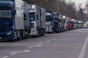 За словами Шмигаля, усі затримки вантажів пов'язані з комерційними автомобілями