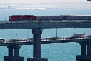 Окупанти зупинили рух Кримським мостом, дев'ять потягів стоять у черзі