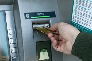 Українці масово знімають готівку в банках: чому це відбувається