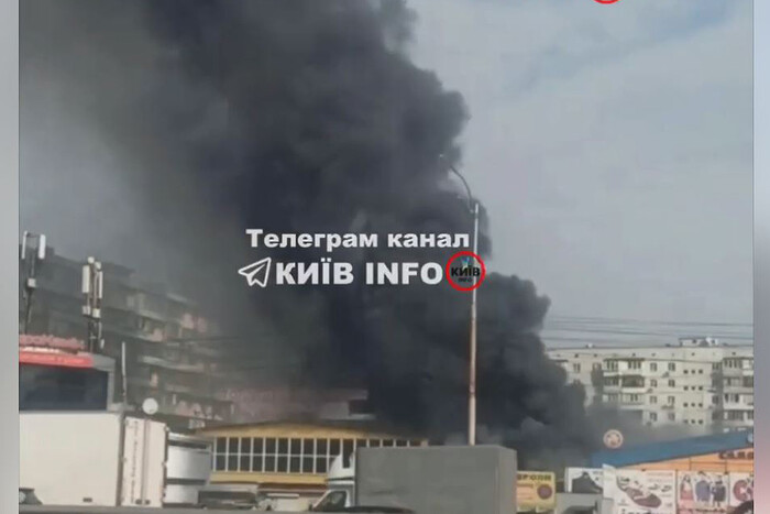 У столиці спалахнула потужна пожежа на Борщагівці (відео)