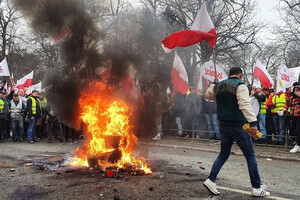 У Варшаві протестувальники палять шини перед офісом прем’єра Туска (відео)