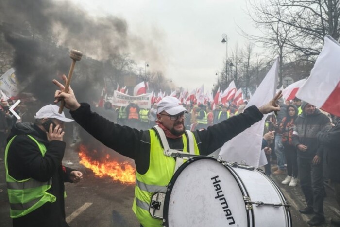Мітинг у Варшаві: фермери штурмують Сейм, відбуваються сутички з поліцією