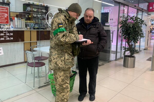 ТЦК перевіряють документи та виписують повістки на вулицях та у громадських місцях