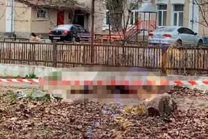На Одещині на вулиці знайдено мертвого чоловіка у формі