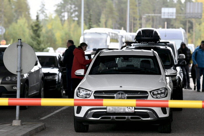 Фінляндія попередила, що авто з російськими номерами мають покинути країну