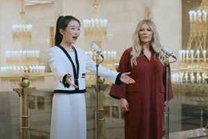 Повалій заспівала з китаянкою, яка виступала на руїнах Драмтеатру Маріуполя (відео)