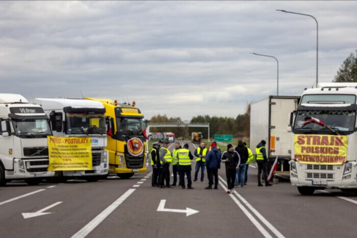 Польські фермери тимчасово розблокували рух через один пункт пропуску: яка ситуація на кордоні