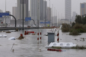 Дубай частково пішов під воду через сильні зливи (фото, відео)