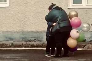 Мама приїхала з передової до сина на день народження: зворушливе відео