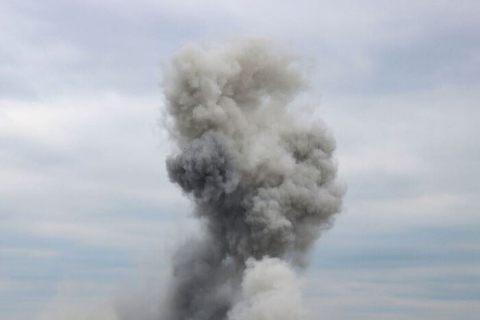 Вибухи у Бердянську. Над містом підіймається стовп диму (фото)