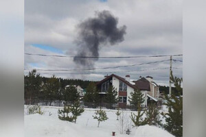 За попередніми даними, літак упав на території цвинтаря в районі села Богородське, неподалік аеродрому