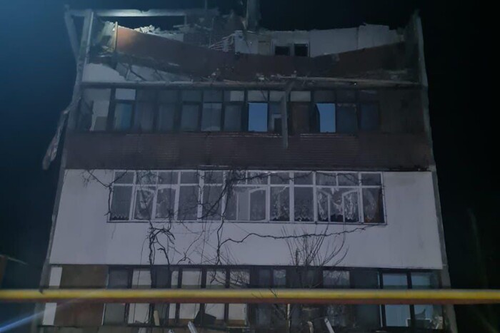 Росіяни скинули авіабомбу на багатоповерхівку в Мирнограді: є загиблі та поранені (оновлено)