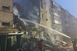 У ніч на 13 березня окупанти атакували  житловий п'ятиповерховий будинок у Сумах