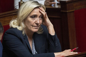 Попри підтримку України, члени  партії Ле пен «Національне об'єднання»  та її лідер утрималися від голосування за Угоду про безпеку з Україною 