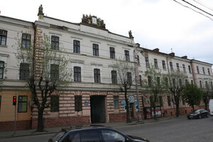 Чоловік вистрибнув із вікна військкомату в Чернівцях: подробиці від омбудсмена