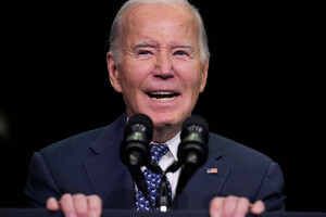 Байден поглузував із Трампа: Один із кандидатів занадто старий, інший – я