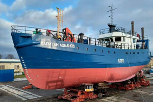 «Капітан Лобанов» тоне не вперше – 2021 року рибальське судно завалилося набік при спуску на воду